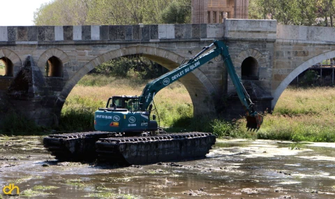 Edirne’de kuraklık nedeniyle otla kaplanan Tunca Nehri temizleniyor