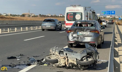 Emniyet şeridindeki otomobile çarpan motosiklet sürücüsü yaralandı