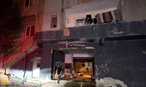 Evde çıkan yangında 2 kişi dumandan etkilendi