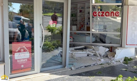 Fren yerine gaza bastı, otomobil eczaneye girdi