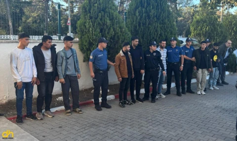 Kamyonetle yurt dışına kaçmak isteyen 15 göçmen yakalandı