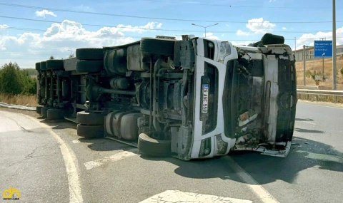Kontrolden çıkan TIR devrilirken sürücü hafif yaralandı
