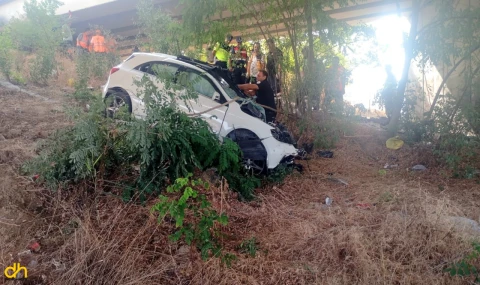 Otoyolda üst geçide çarpan otomobilin sürücüsü yaşamını yitirdi