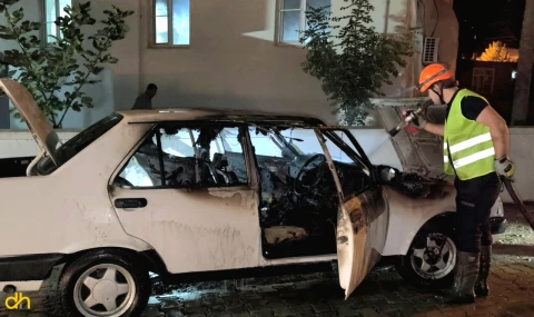 Park halindeki otomobil, kontağı çalıştırılınca alev aldı