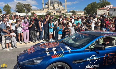 Ralli sürücüleri, otomobilleriyle Selimiye Camii çevresinde tur attı