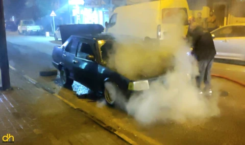 Seyir halindeyken motor kısmından alev alan otomobil yandı