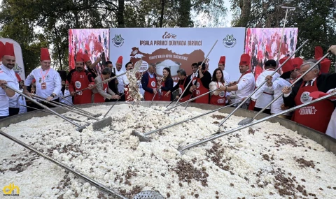 Türkiye’nin en büyük tenceresinde 6 ton pilav pişirildi