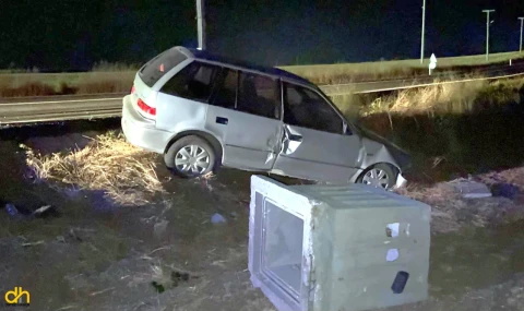 Yol kenarına savrulan otomobildeki 2 kişi yaralandı