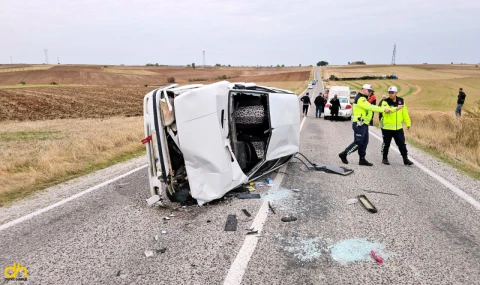 2 otomobilin çarpıştığı kazada 3 kişi yaralandı