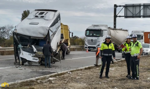 3 aracın karıştığı kazada biri ağır, 3 sürücü yaralandı