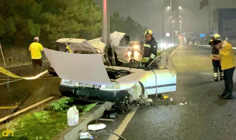Aydınlatma direğine çarpan otomobil ikiye ayrıldı; sürücü yaralandı