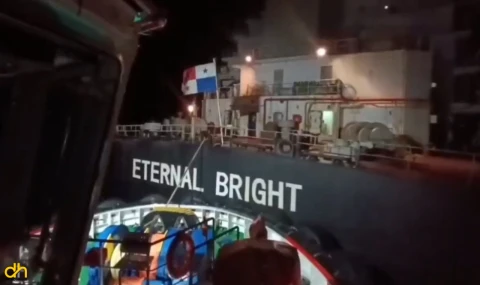 Boğazda arızalanan gemi limana çekildi