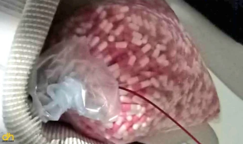 Çalıştığı ilaç fabrikasından çaldığı ham madde ile evinde uyuşturucu hap üretirken yakalandı