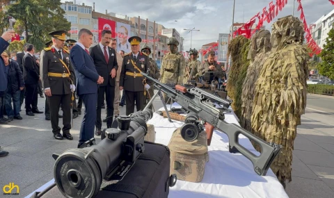 Cumhuriyet Bayramı kutlamalarında komandoların silah sergisine yoğun ilgi