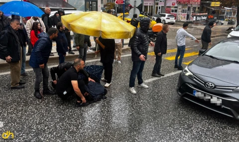 Esnaf, kazada yaralanan yaya ıslanmasın diye şemsiye açtı