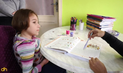 Evde eğitim gören SMA hastası Melek, sağlığına kavuşmak istiyor