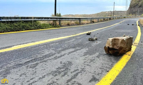 Kaya parçaları dağdan yola düştü