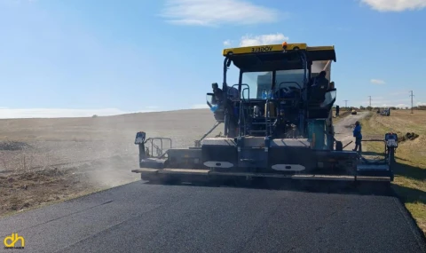 Köy yollarını asfaltlama çalışmaları sürüyor
