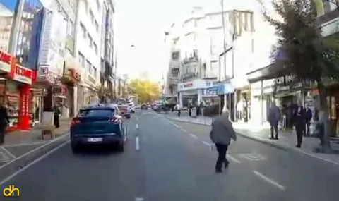 Otomobilin altında kalmaktan son anda kurtuldu