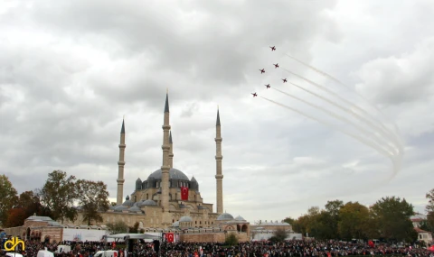 Türk Yıldızları'ndan Cumhuriyet’in 102’nci yıl dönümünde gösteri uçuşu