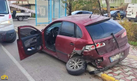 2 otomobilin çarpıştığı kazada 3 kişi yaralandı