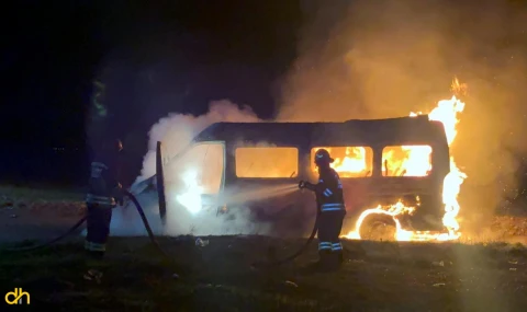 Araç sahibi, servis minibüsünü ateşe verdi