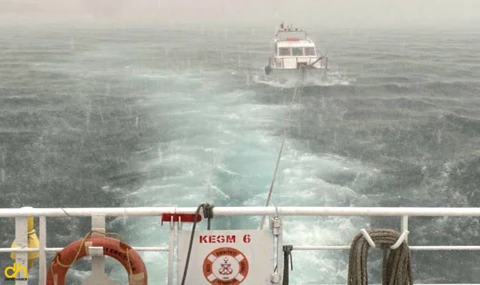 Çanakkale Boğazı’nda sürüklenen tekne kurtarıldı