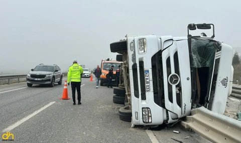 Devrilen kamyonda sıkışan sürücü yaralandı