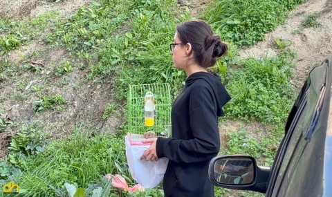 Duman kaplı apartmandan kafesteki kuşu ile çıktı