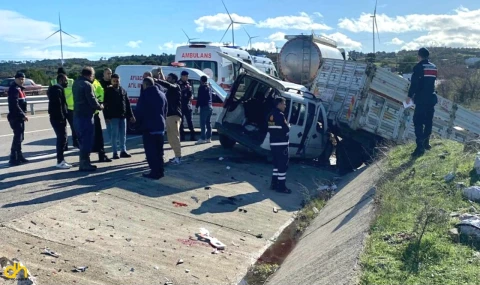 Hafif ticari araç, kamyonete çarptı; 2’si ağır 5 yaralı