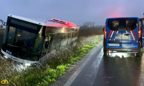 Halk otobüsü yoldan çıkarak tarlaya girdi; 2 yaralı