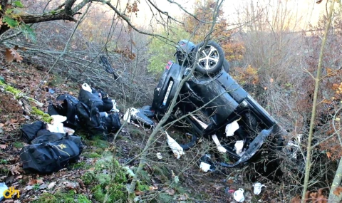 Kaçak göçmenleri taşıyan otomobil devrildi