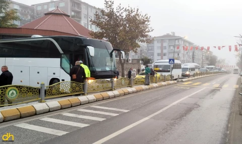 Kayganlaşan yolda kontrolden çıkan otobüs orta refüje çarptı