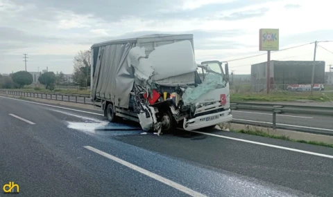 Kontrolden çıkan kamyonet, TIR’a çarptı