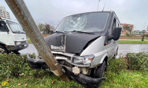 Kontrolden çıkan minibüs elektrik direğine çarptı