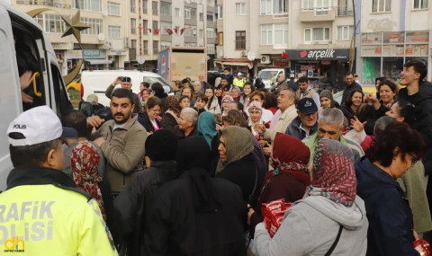 Kurtuluş gününde ‘kek’ izdihamı; çocuklar ezilme tehlikesi geçirdi