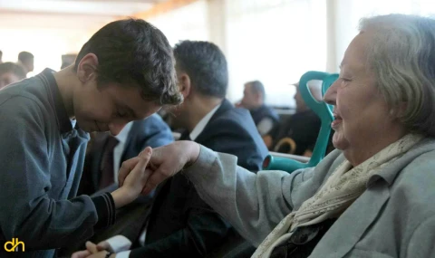 Ortaokul öğrencilerinden huzurevi sakini öğretmenlere ziyaret