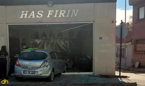 Otomobil ekmek fırınına daldı, 4 kişi yaralandı