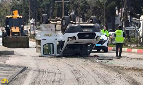 Otomobil ile çarpışan kamyonet takla attı