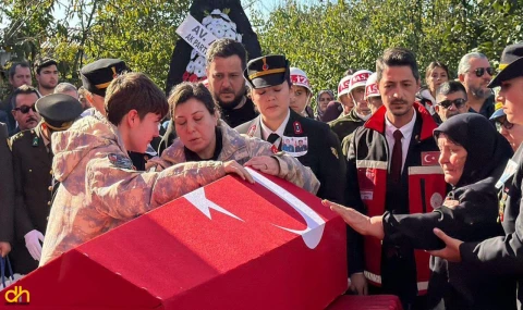 Şehit Astsubay Aykut’u, eşi ve oğlu parkasını giyerek son yolculuğuna uğurladı