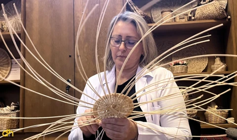 Sepet örücülüğünde ustalaşarak kültürel miras taşıyıcısı oldu