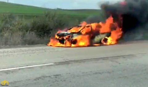 Sürücü alev alan otomobilden son anda kurtuldu