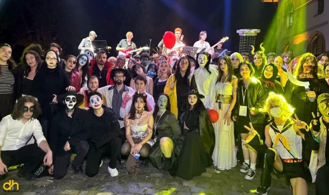 Üniversite öğrencilerinden tematik makyaj ve kıyafetlerle ‘korku gecesi’