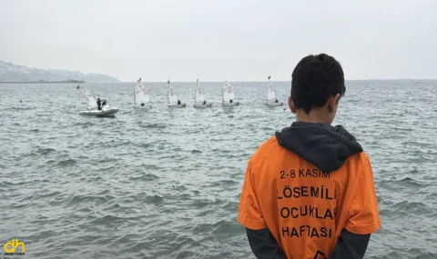 Yelkenciler, lösemi farkındalığı için turuncu balonlarla denize açıldı