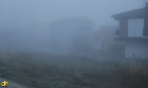 Yoğun sis etkili oldu, binalar gözden kayboldu