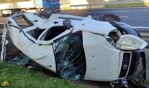 Bariyere çarpıp takla atan otomobilde 2 kişi yaralandı