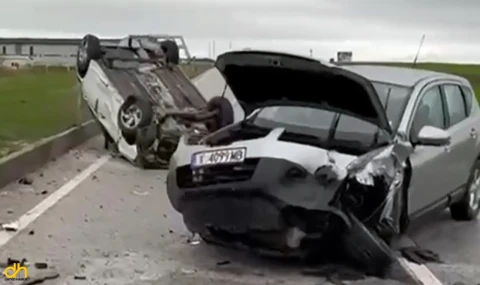 Çarpışan otomobillerden biri takla attı 2 kişi yaralandı