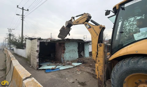 Hıdırağa Mahallesi’nde metruk binaların yıkımına devam ediliyor