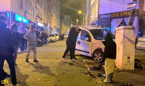 Kaza sırasında savrulan motosiklet sürücüsü yayaya çarptı