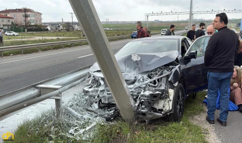 Kontrolden çıkan otomobil elektrik direğine çarptı